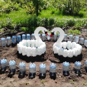 Клумба из пластиковых бутылок своими руками — оригинальные идеи ограждения и примеры оформления клумбы (135 фото)